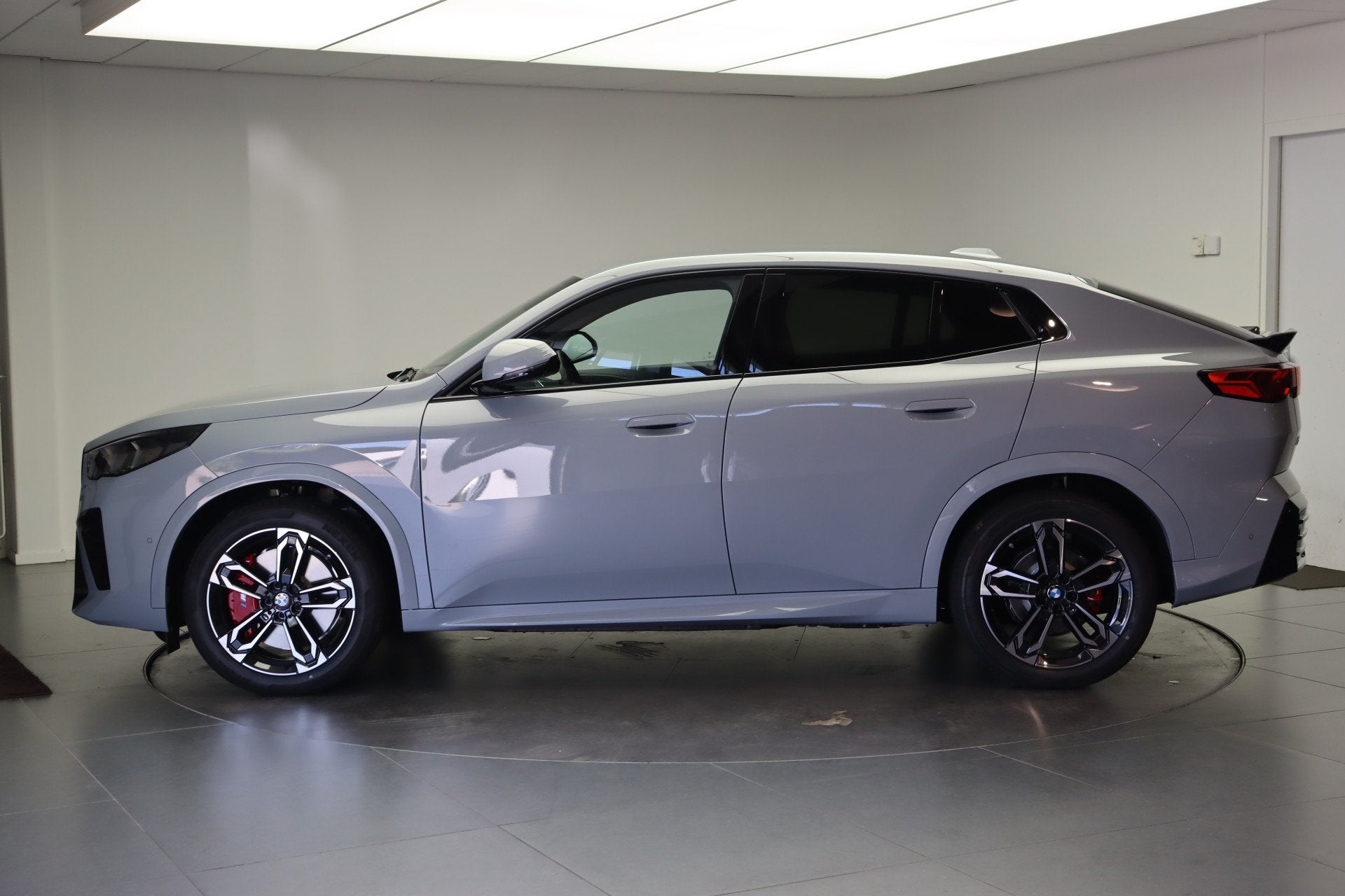 BMW iX2 eDrive20 M Sport / Trekhaak / Sportstoelen / M Adapt, Auto's, BMW, Dealer onderhouden, IX2, Met garantie (alle), 24 min
