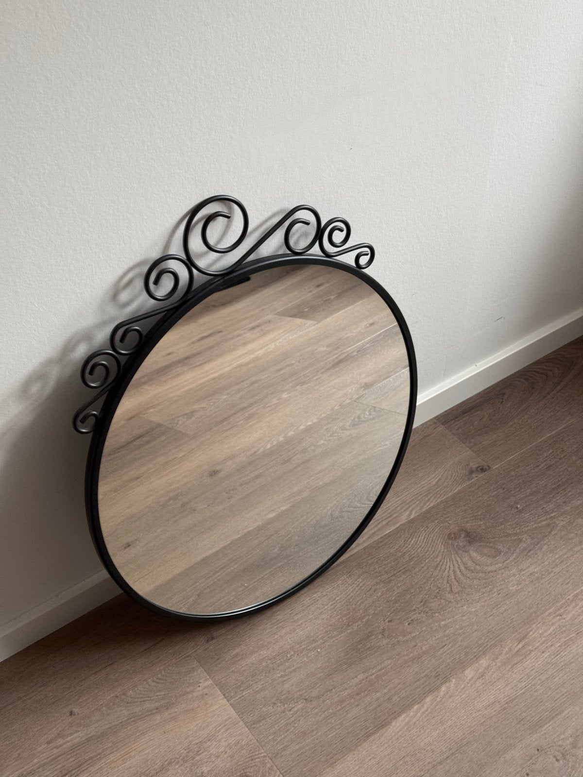 IKEA EKNE Spiegel - Rond met krullend metalen frame, Minder dan 50 cm, Rond, Ophalen of Verzenden, Zo goed als nieuw