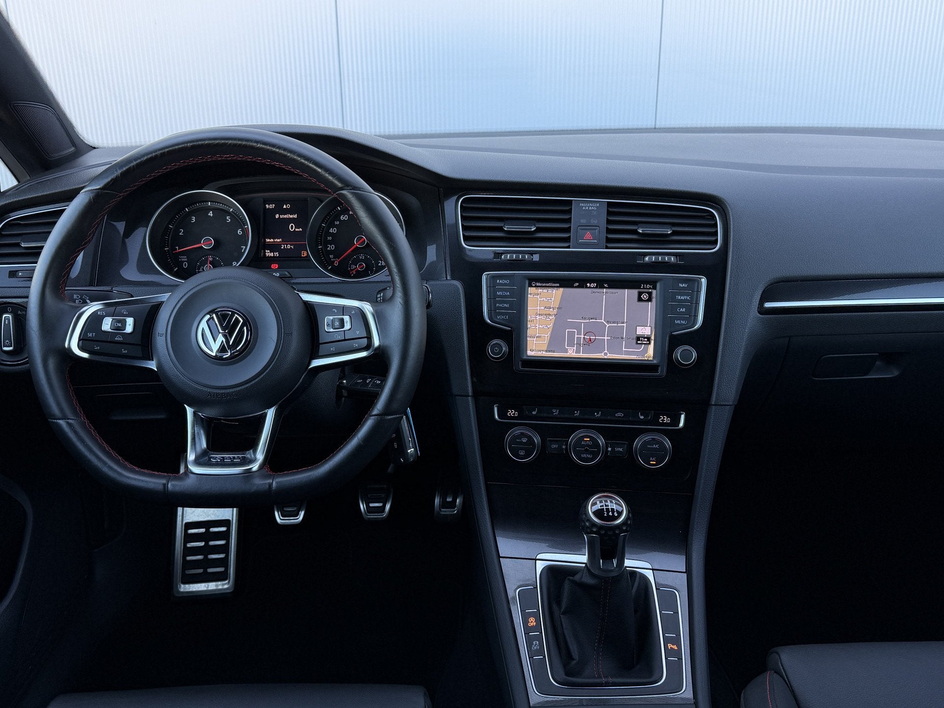 Volkswagen Golf 2.0 TSI GTI Carplay/Leer/19inch. (bj 2016), Auto's, Voorwielaandrijving, Gebruikt, Euro 6, 4 cilinders