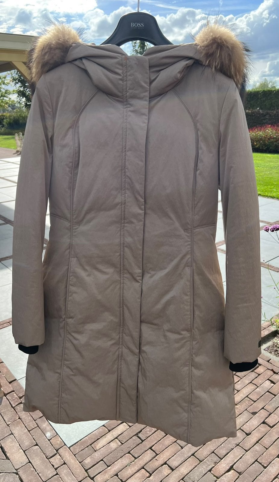 Dames winterjas Hugo Boss, Verzenden, Zo goed als nieuw, Maat 38/40 (M), Beige