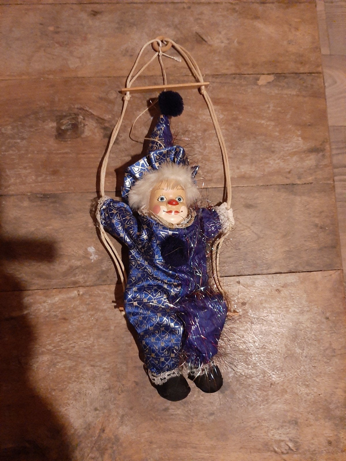 Clown op schommel, Ophalen of Verzenden
