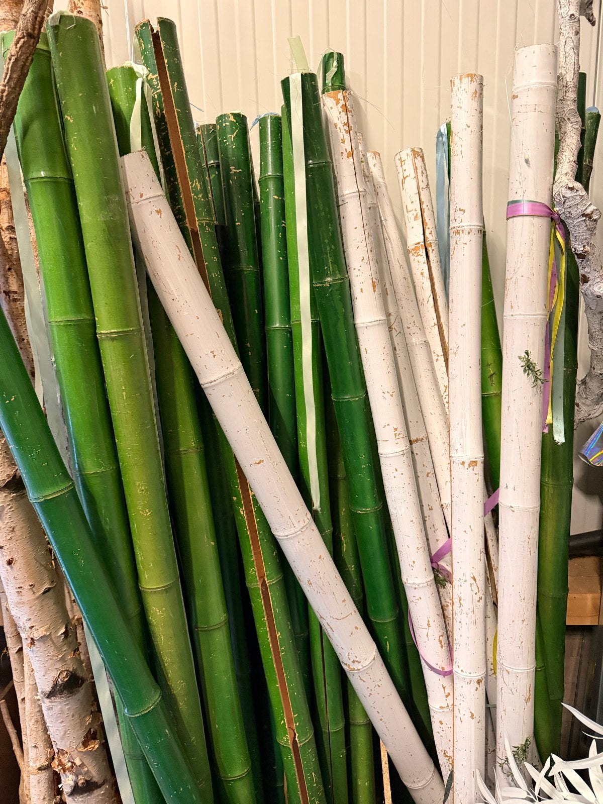 Partij bamboe stokken: 8 wit, 25 groen, 200 cm hoog, Ophalen