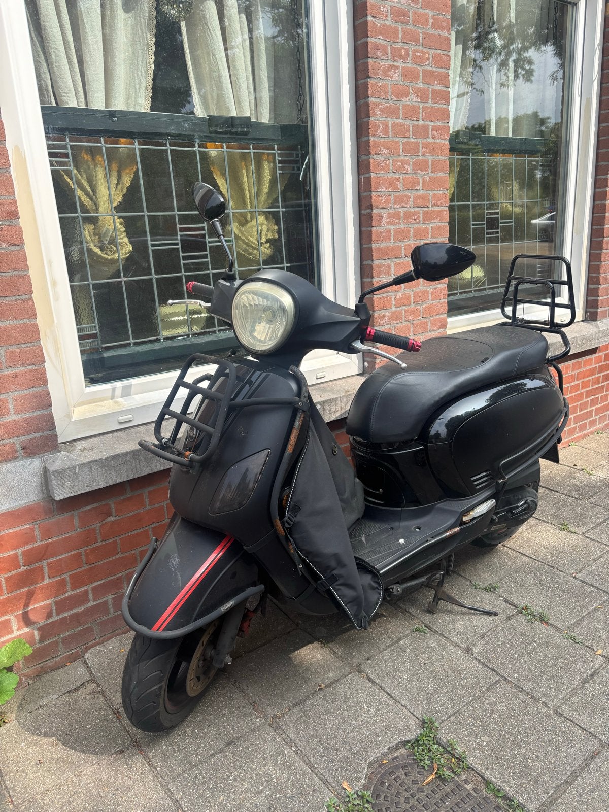 Zwarte scooter met gebruikssporen, Ophalen, Gebruikt, Benzine, Overige merken