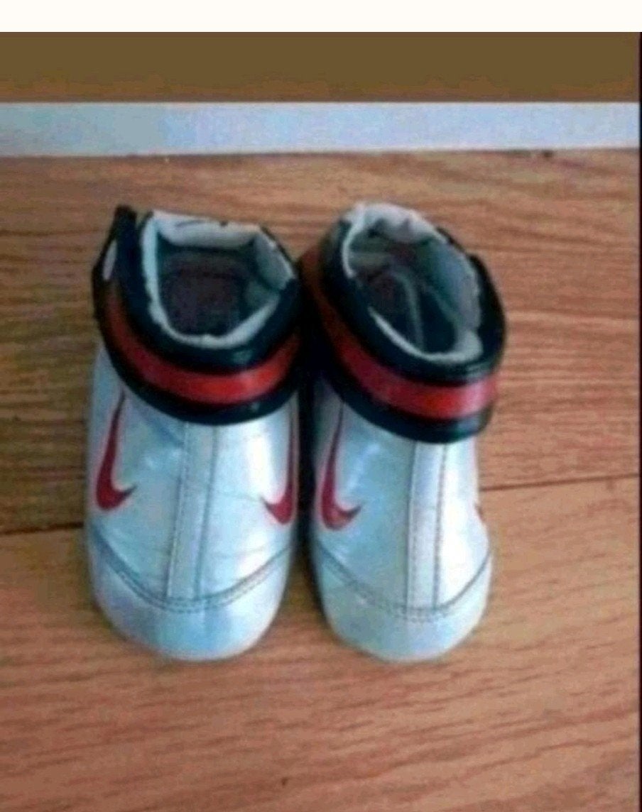 Nike grijze schoenen maat 19.5, Kinderen en Baby's, Babykleding | Schoentjes en Sokjes, Schoentjes, Jongetje of Meisje, Ophalen of Verzenden