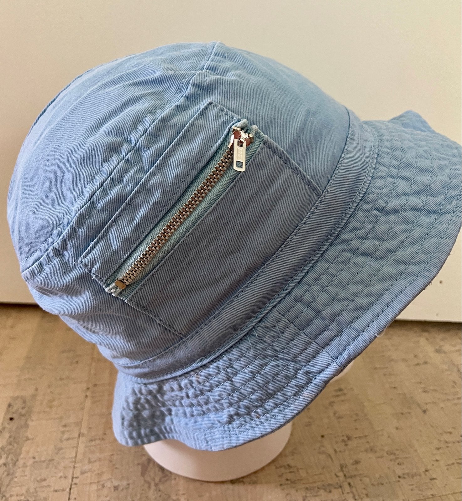 Lichtblauw katoenen bucket hat vissershoedje - Maat 57, Ophalen of Verzenden, Zo goed als nieuw, Hoed