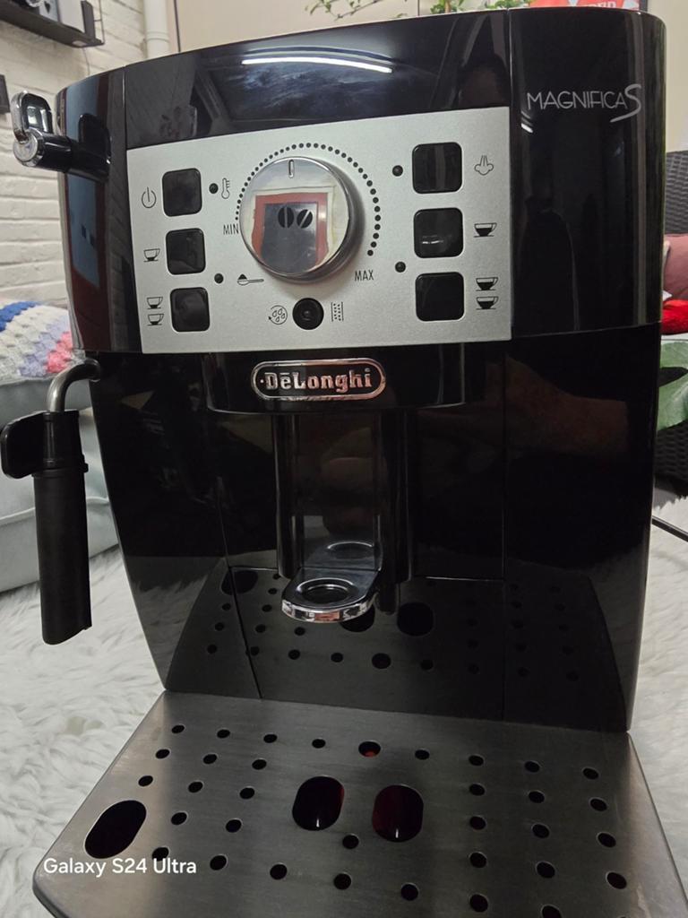 DeLonghi Magnifica S volautomatische espressomachine, Gebruikt, Koffiemachine, Ophalen of Verzenden, Afneembaar waterreservoir