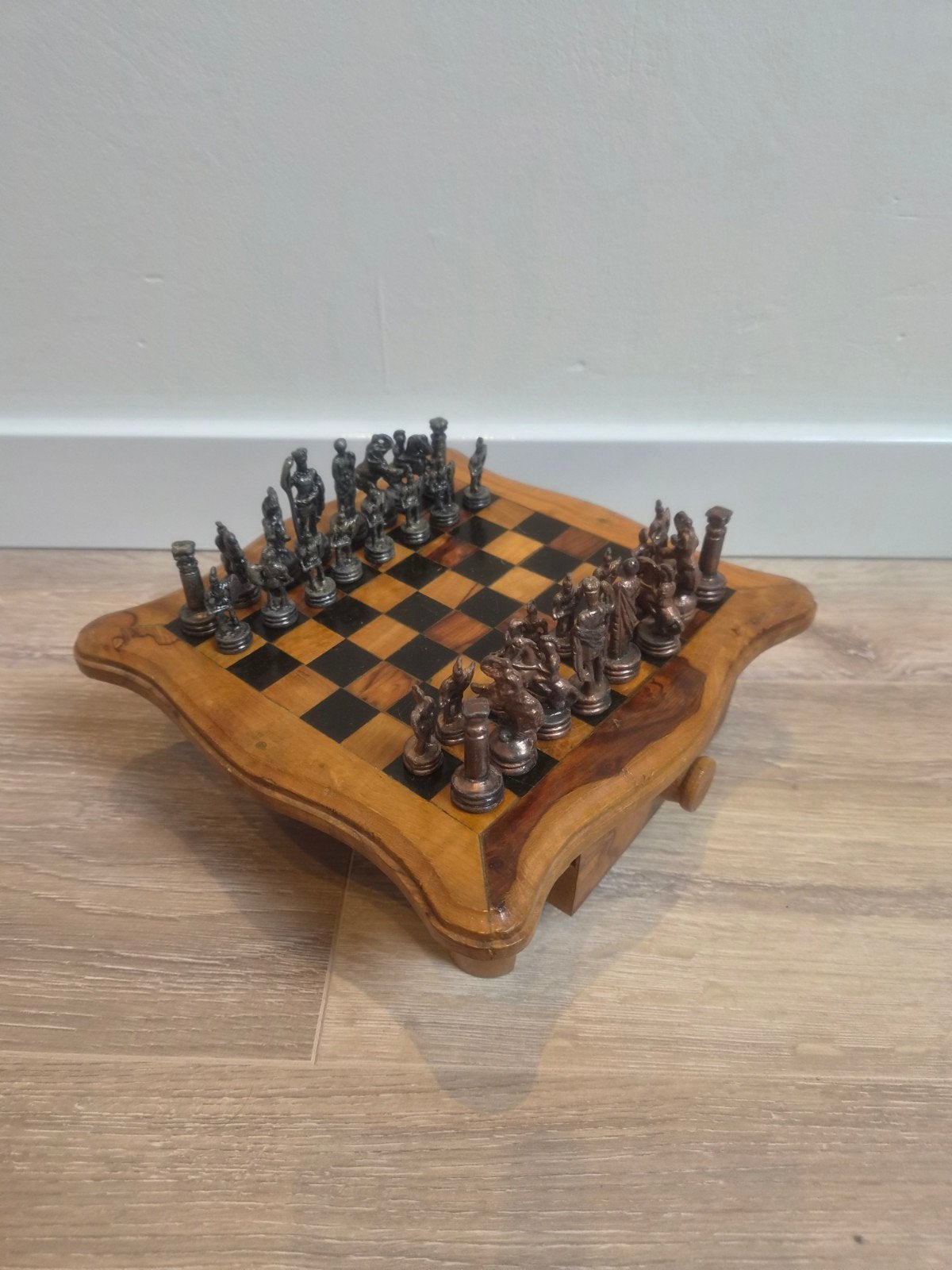Uniek schaakspel met houten bord en metalen stukken, Hobby en Vrije tijd, Een of twee spelers, Ophalen of Verzenden, Gebruikt