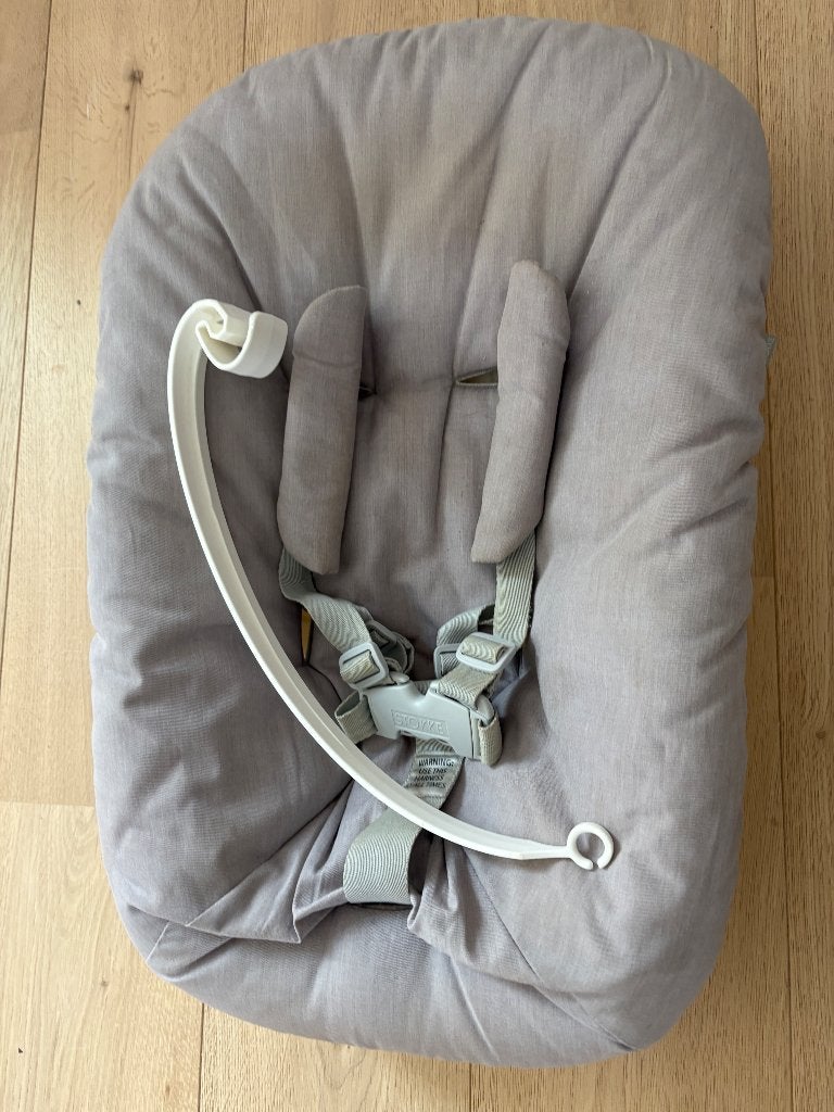 Stokke Tripp Trapp Newborn Set met speelgoedhanger – grijs, Ophalen, Gebruikt, Overige typen, Gordel(s)