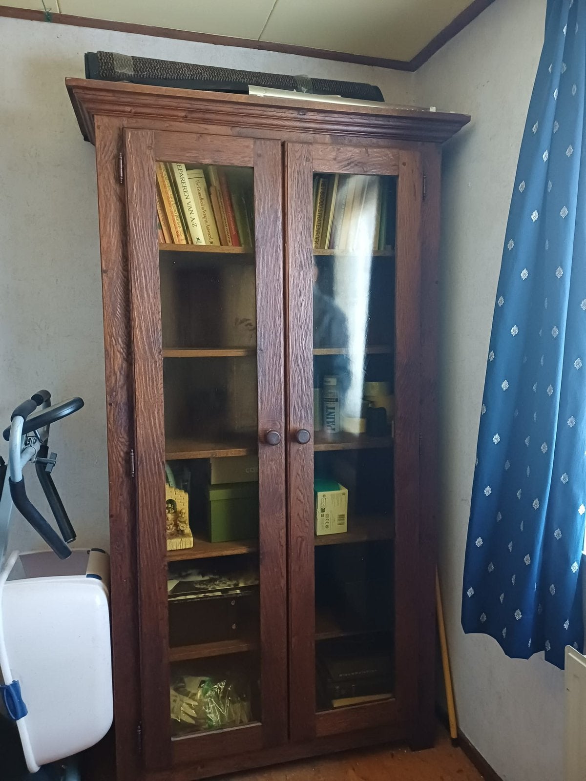 Te koop mooie bruine kast, Huis en Inrichting, Kasten | Vitrinekasten, Ophalen, Zo goed als nieuw, 25 tot 50 cm, Minder dan 100 cm