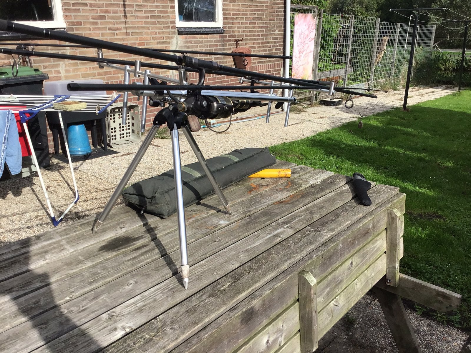 Rodpod met 2 Hengels met molens ., Watersport en Boten, Ophalen, Zo goed als nieuw, Werphengel