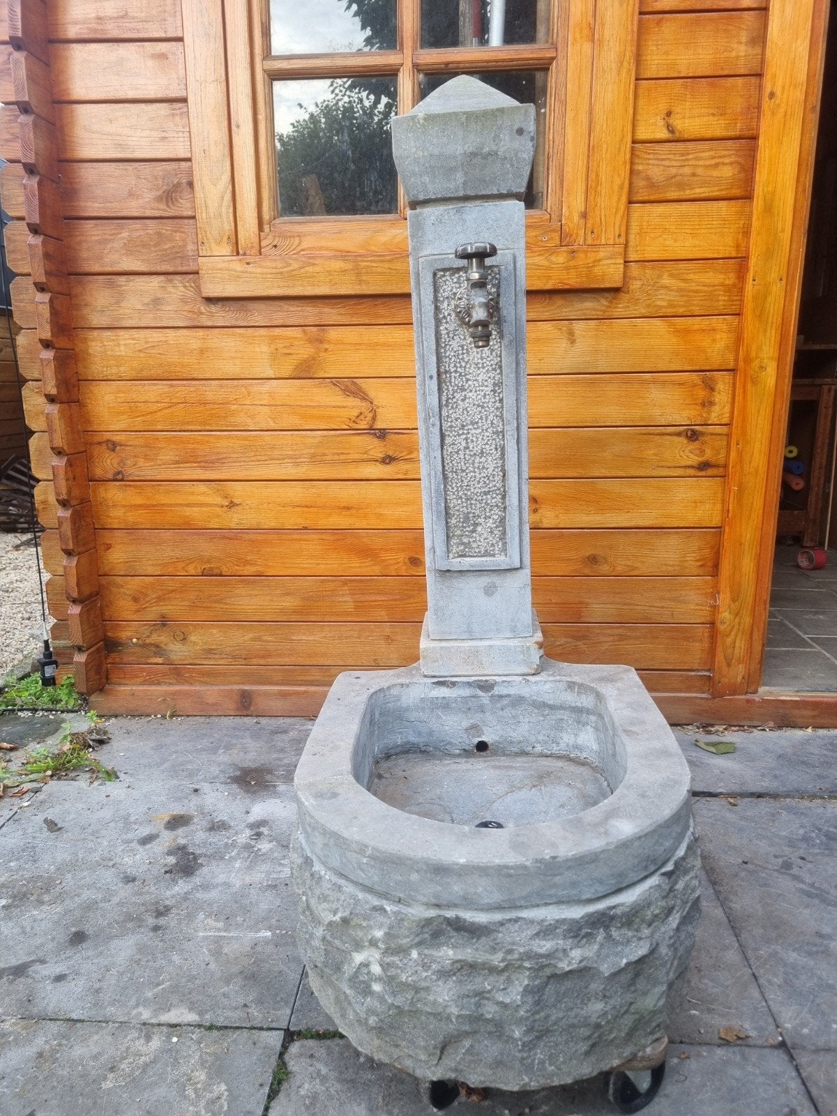 Antieke stenen fontein met kraan - Tuinornament, Ophalen, Gebruikt, Graniet, Fontein