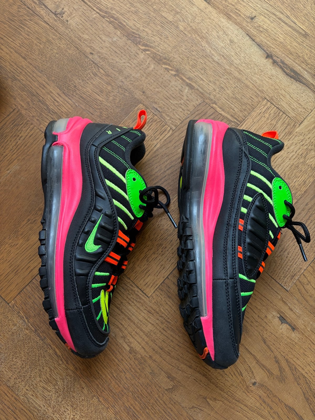 Nike Air Max 98 ‘tokyo neon’ - 38,5, Kleding | Dames, Schoenen, Ophalen of Verzenden, Zo goed als nieuw, Zwart, Sneakers of Gympen