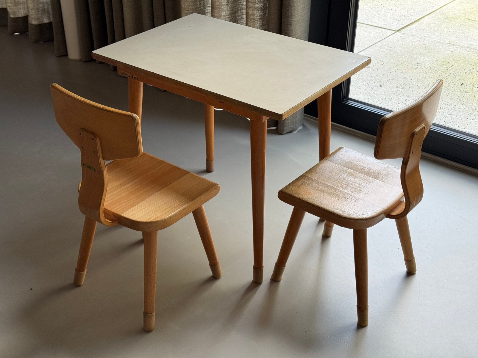 Schilte kleuterschool tafel met 2 stoelen, Ophalen, Gebruikt, Tafel(s) en Stoel(en)