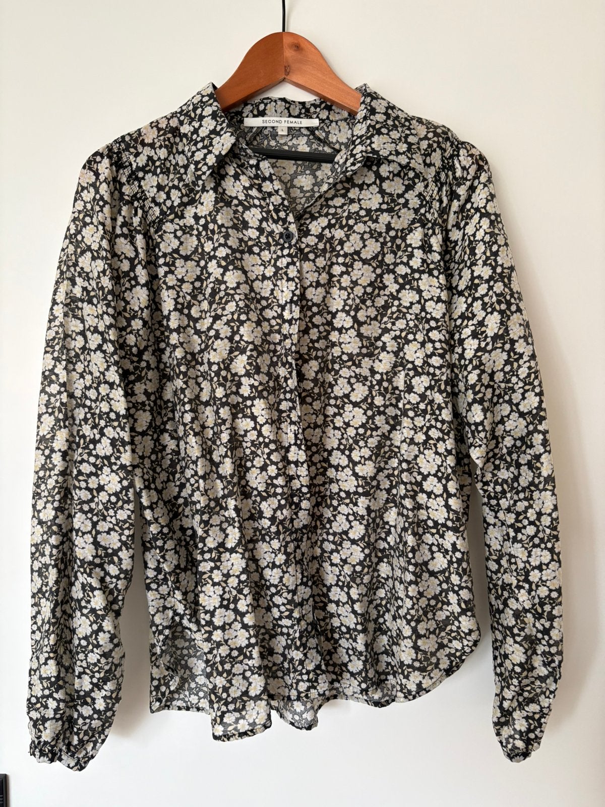 Mooie blouse van Second Female in maat L., Kleding | Dames, Ophalen of Verzenden, Zo goed als nieuw, Maat 38/40 (M), Zwart