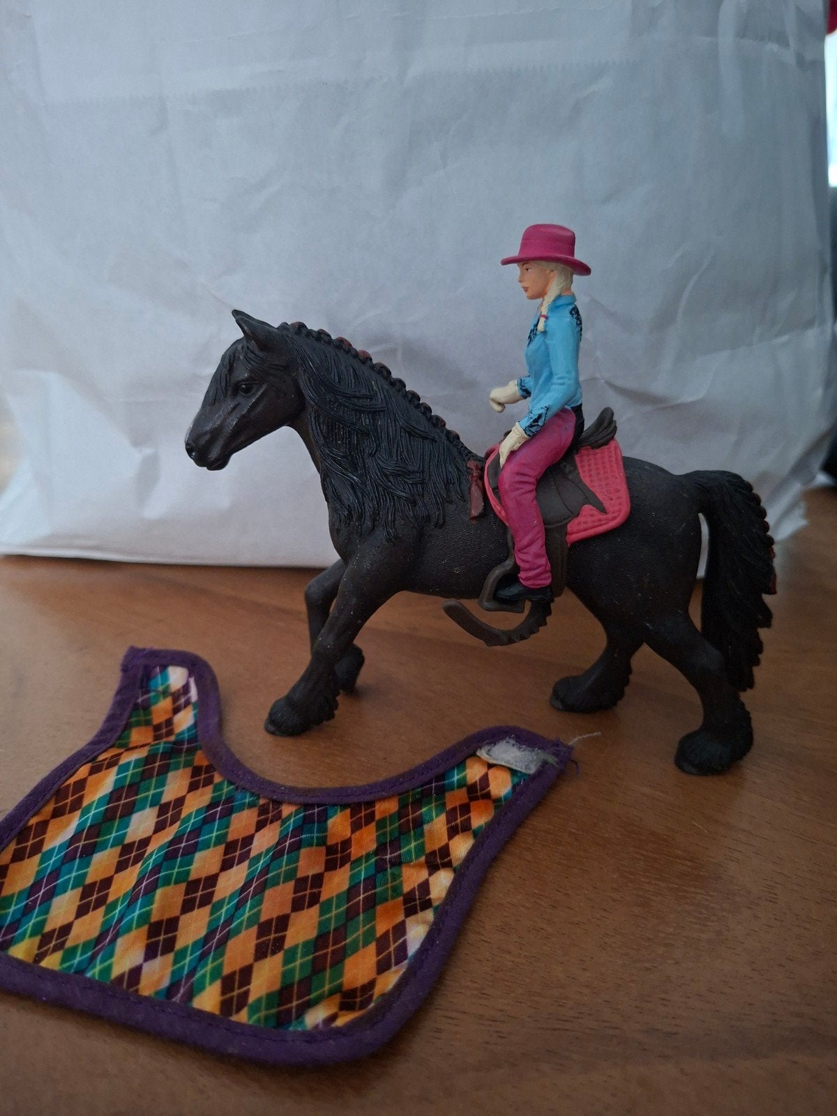 Schleich paard met ruiter en kleed, Ophalen of Verzenden, Zo goed als nieuw