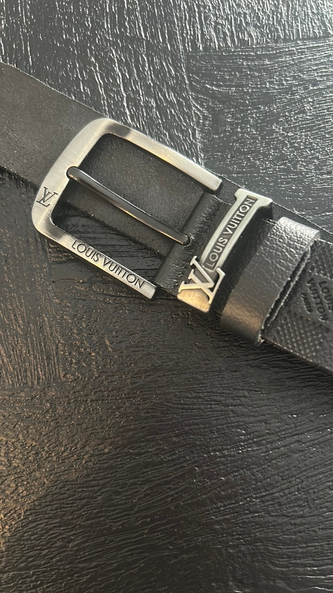Louis vuiton 25€, Kleding | Heren, Riemen en Ceinturen, Ophalen of Verzenden, Zo goed als nieuw, Zwart, 115 cm of meer