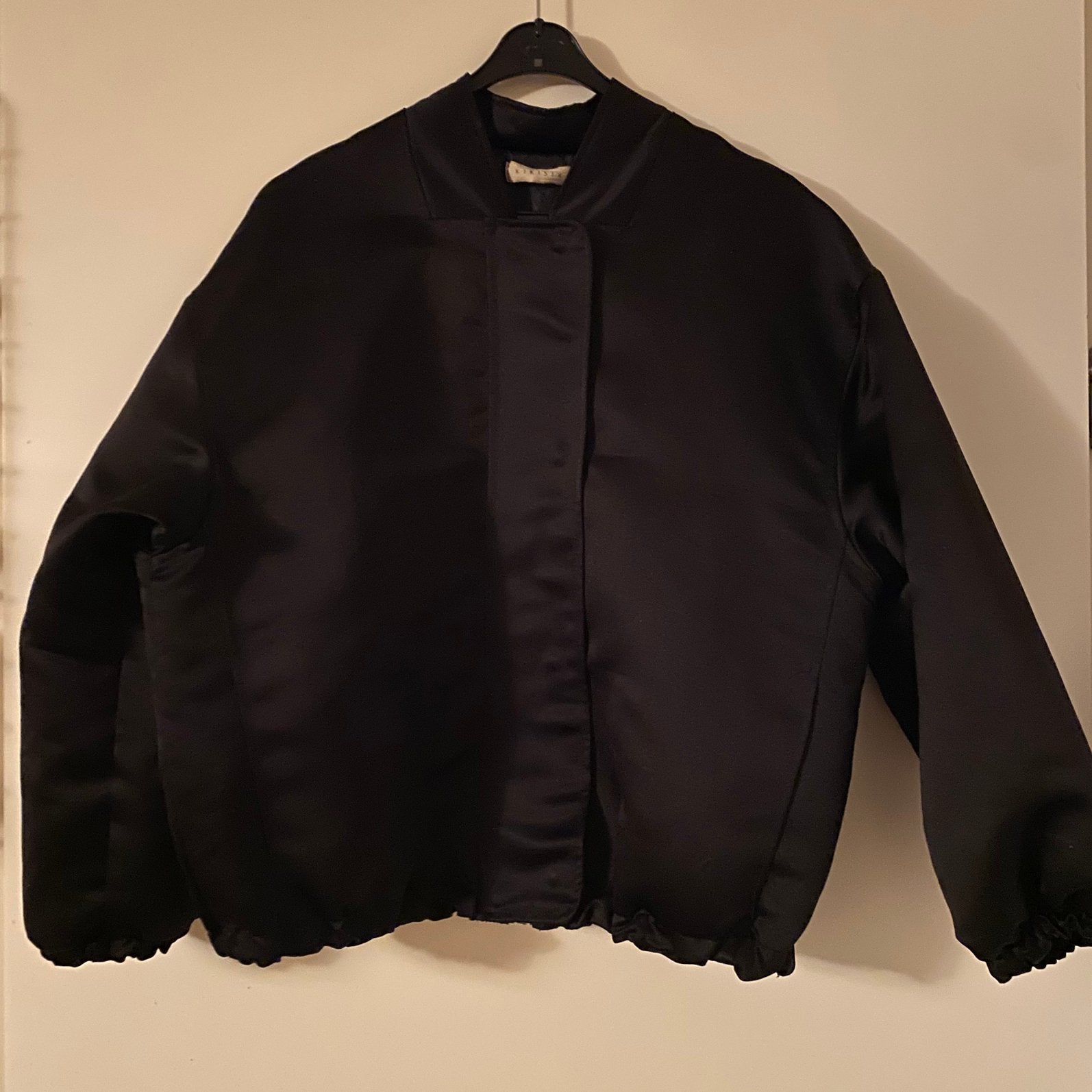 KIKISIX ZWARTE SATIJNLOOK BOMBER tm 42., Ophalen of Verzenden, Gedragen, Maat 42/44 (L), Zwart