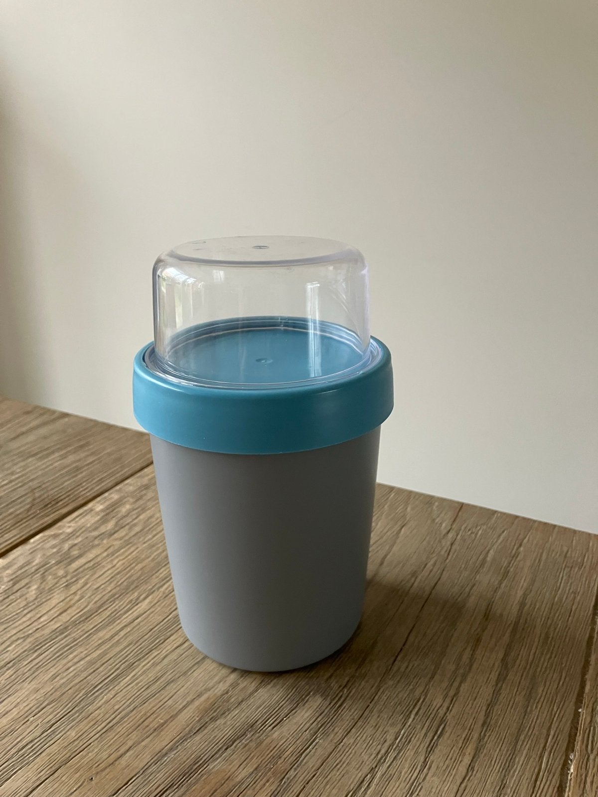 Royal VKB yoghurtbeker to go met apart mueslibakje, Huis en Inrichting, Overige typen, Ophalen, Zo goed als nieuw