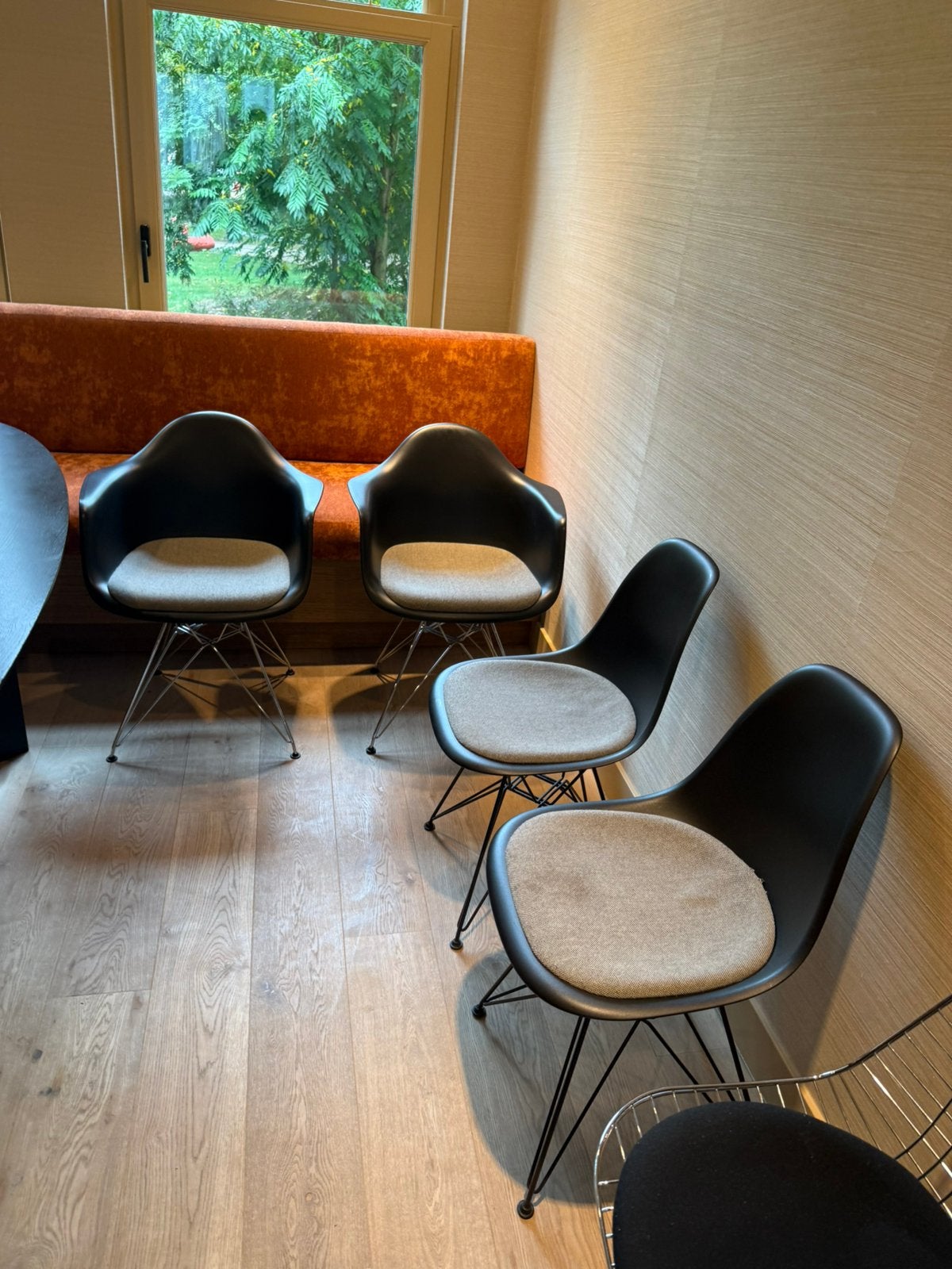 Vitra Eames stoelen ( nog 5 beschikbaar), Huis en Inrichting, Ophalen, Gebruikt, Zwart, Vijf, Zes of meer stoelen