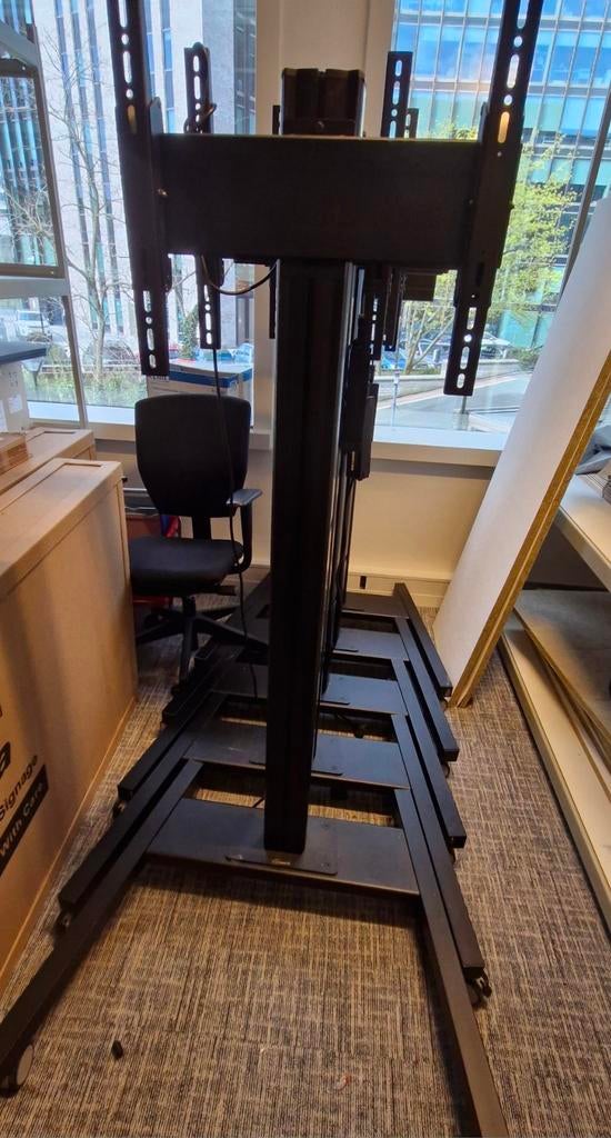 Vogel's T1544B Display trolley - Zwart, robuust en mobiel, Ophalen, Zo goed als nieuw