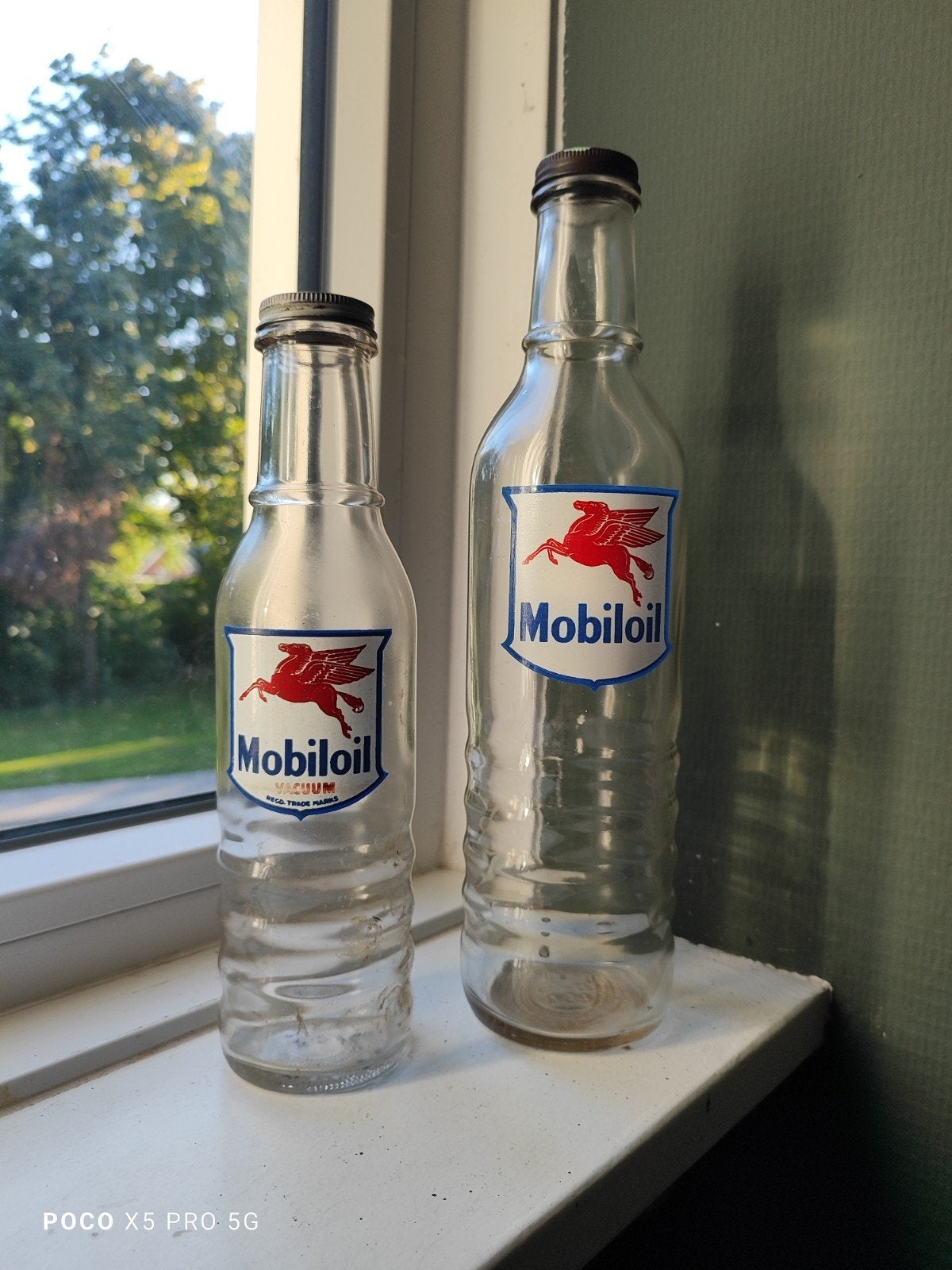 2 prachtige handgeschilderde originele Mobiloil olieflessen, Verzamelen, Ophalen of Verzenden, Zo goed als nieuw, Verpakking