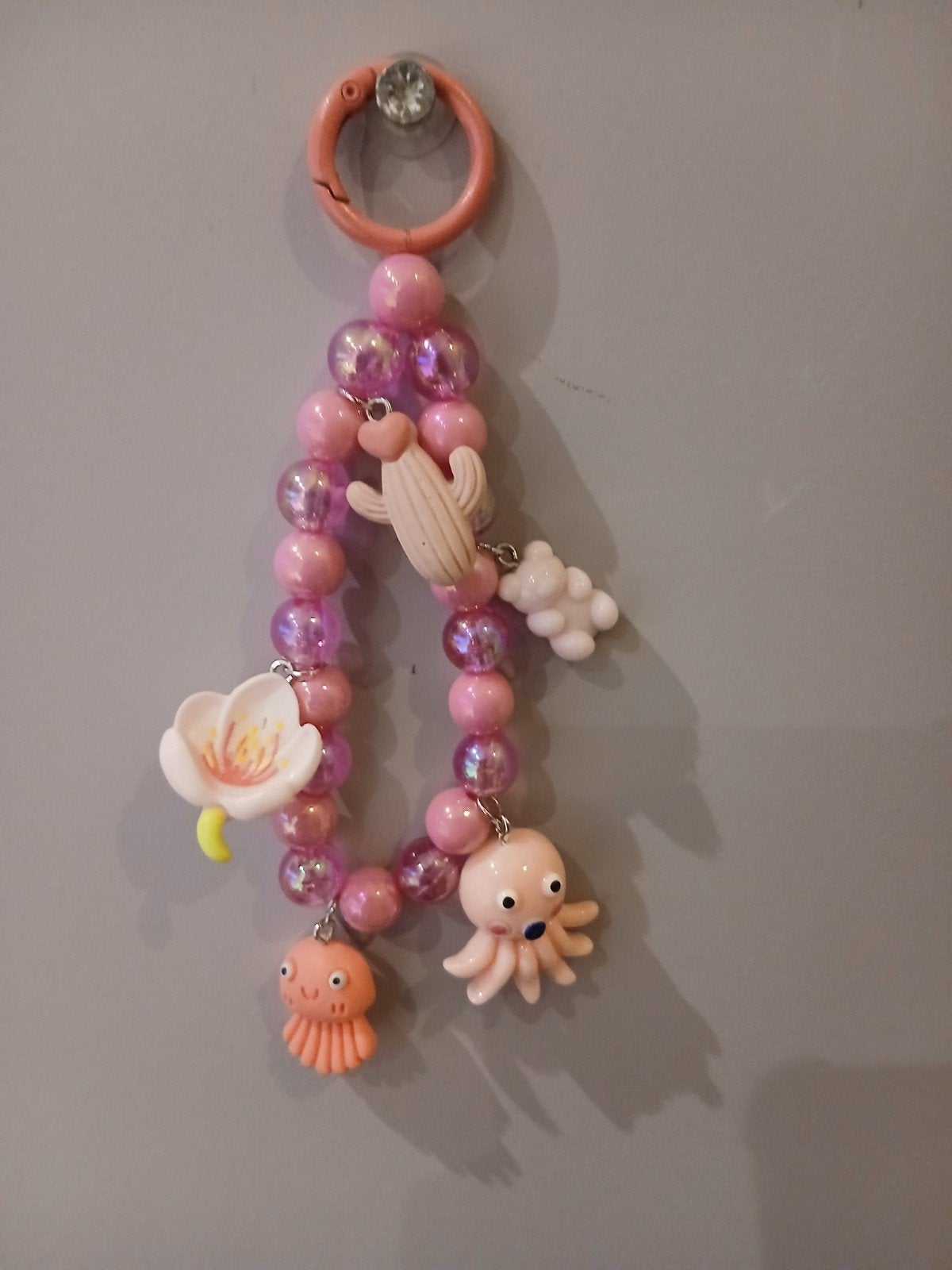 Roze sleutelhanger met 5 unieke bedels, Ophalen of Verzenden