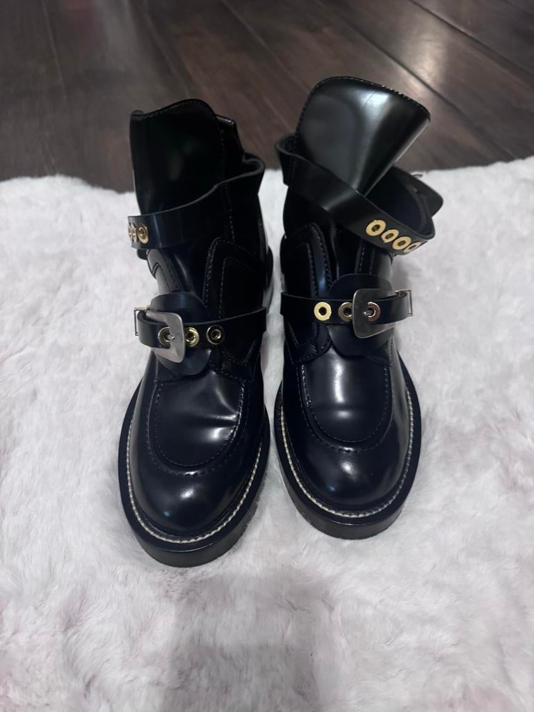 Balenciaga Cut Out Boots - Zo goed als nieuw, Kleding | Dames, Schoenen, Ophalen of Verzenden, Zo goed als nieuw, Zwart, Lage of Enkellaarzen