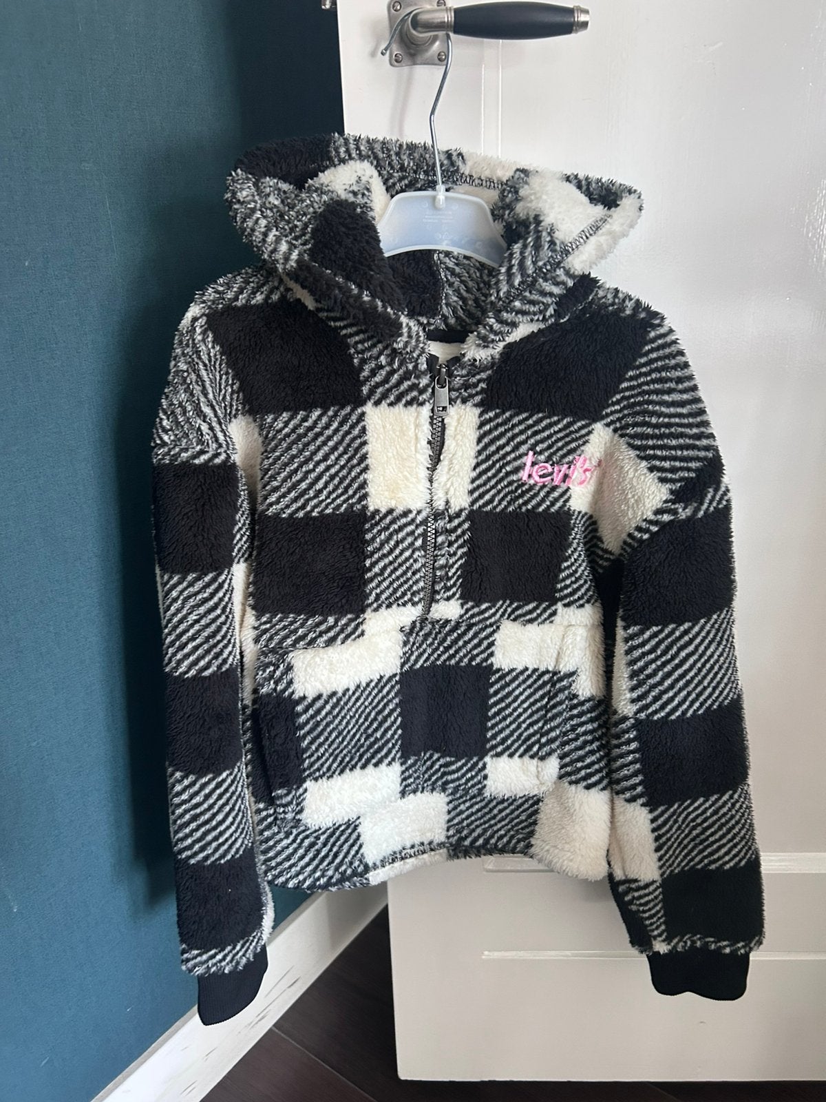 Hoody fluffy Levi’s zwart-wit maat 12y, Ophalen of Verzenden, Zo goed als nieuw, Meisje, Trui of Vest