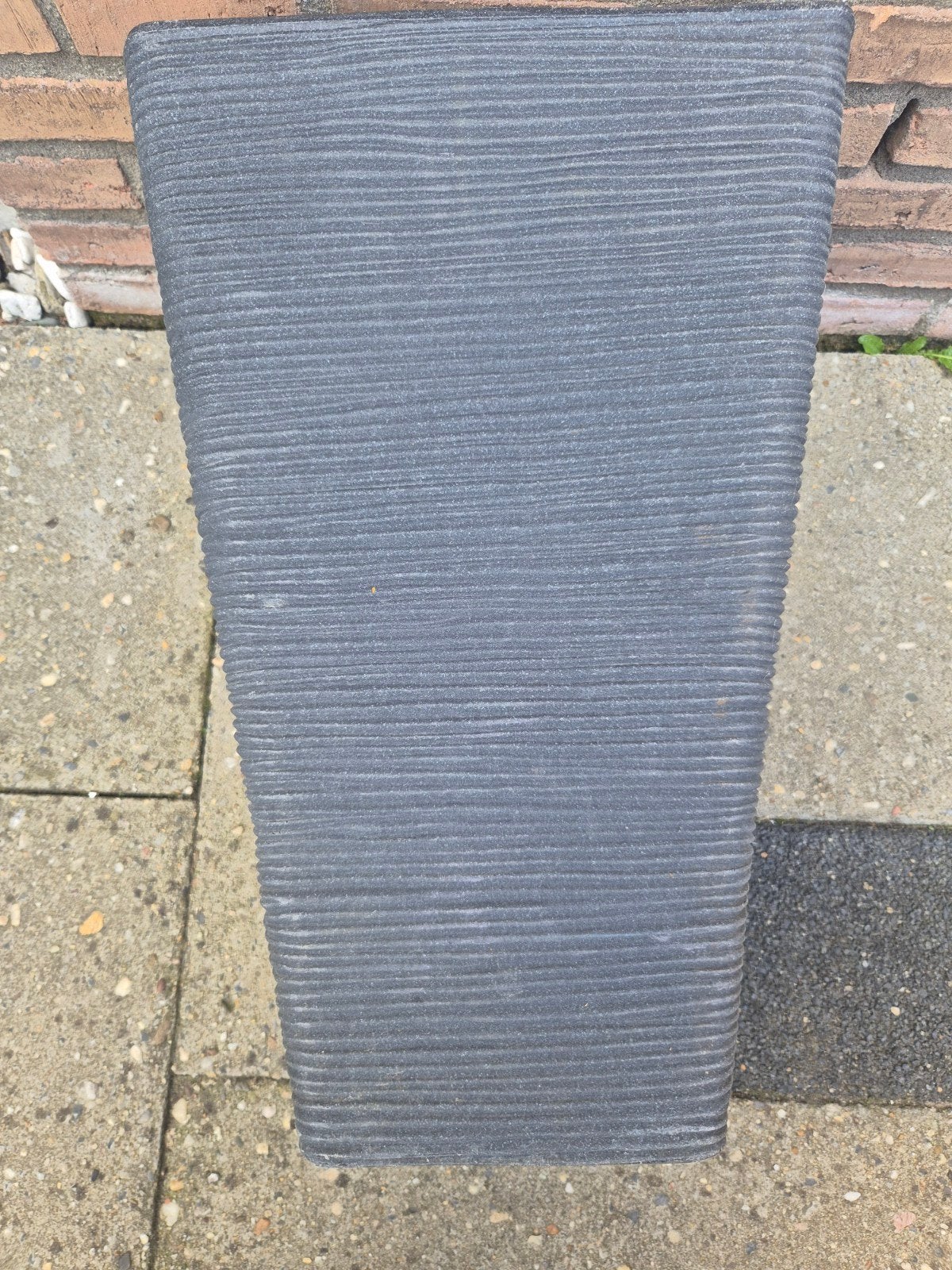 Grote donkergrijze bloempot met ribbelstructuur, Kunststof, Gebruikt, 40 tot 70 cm, Ophalen