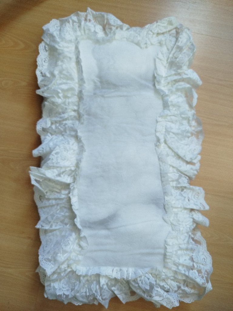 Vintage matrasje voor poppenbedje met kant, Ophalen of Verzenden, Gebruikt, Babypop