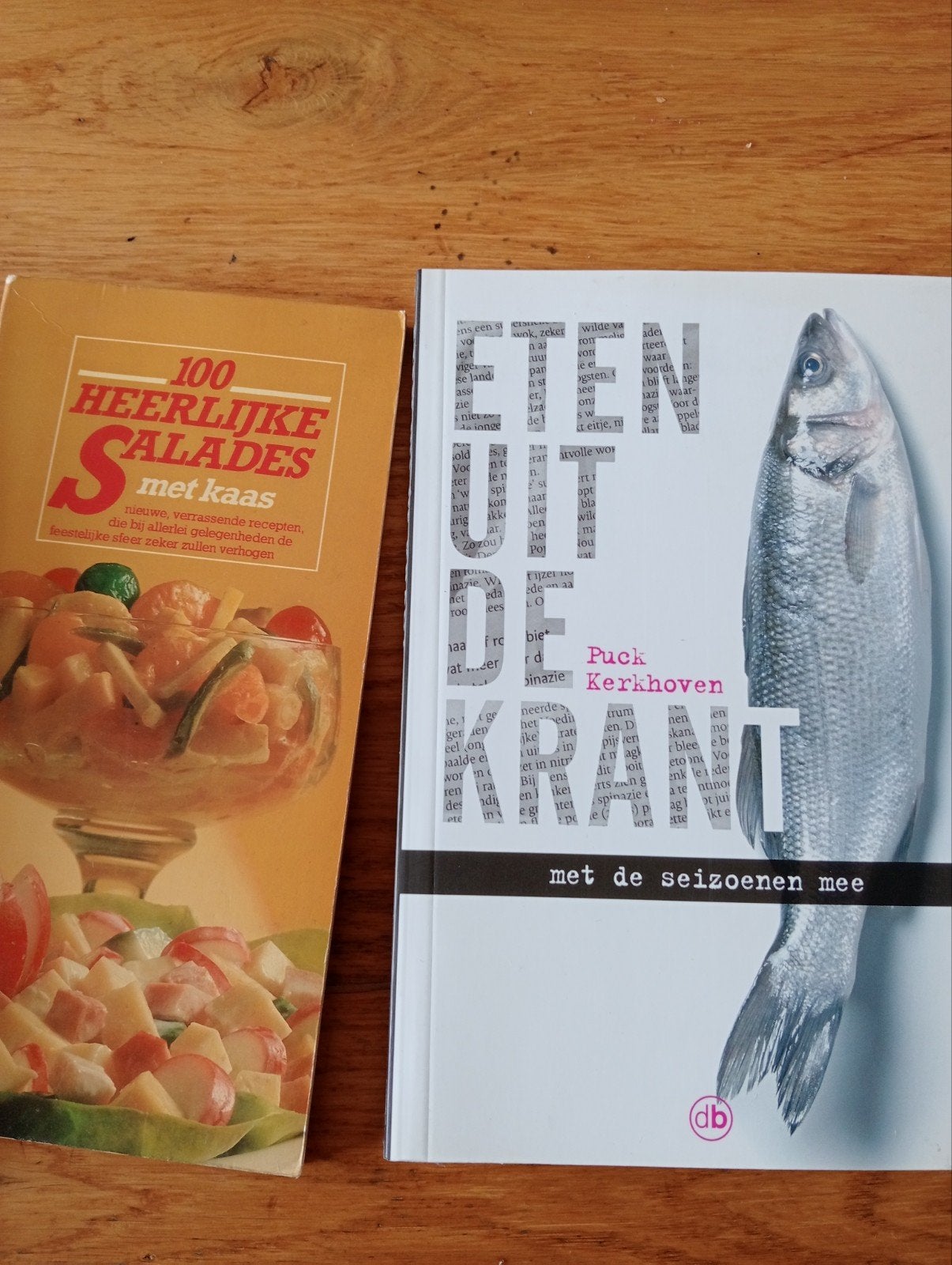 2 kookboeken: Salades en Eten uit de Krant, Ophalen of Verzenden, Zo goed als nieuw, Puck Kerkhoven