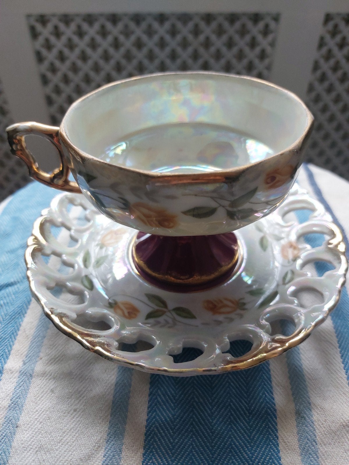 Vintage theekopje met schotel, parelmoer en rozen, Ophalen of Verzenden