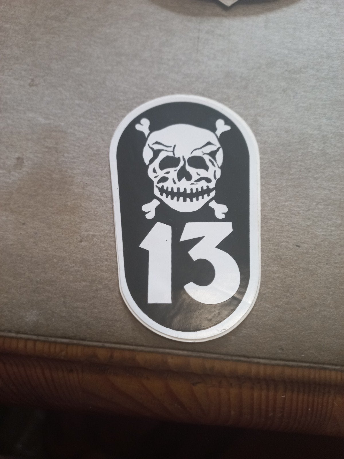 Doodshoofd Sticker met Nummer 13, Verzamelen, Stickers, Nieuw, Overige typen, Ophalen of Verzenden