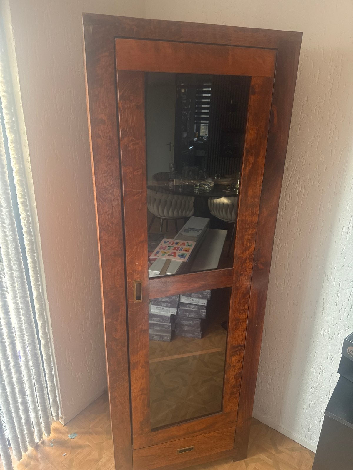 Mooie houten vitrinekast met glazen deur