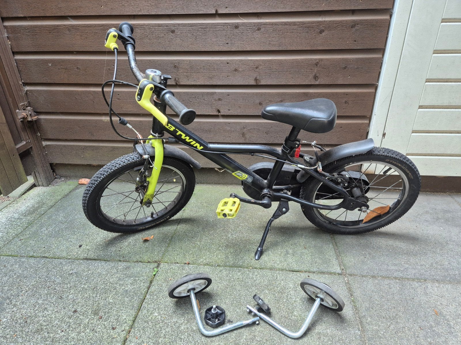 B'Twin kinderfiets 16 inch met zijwieltjes, Ophalen, Gebruikt, 16 tot 20 inch, Zijwieltjes