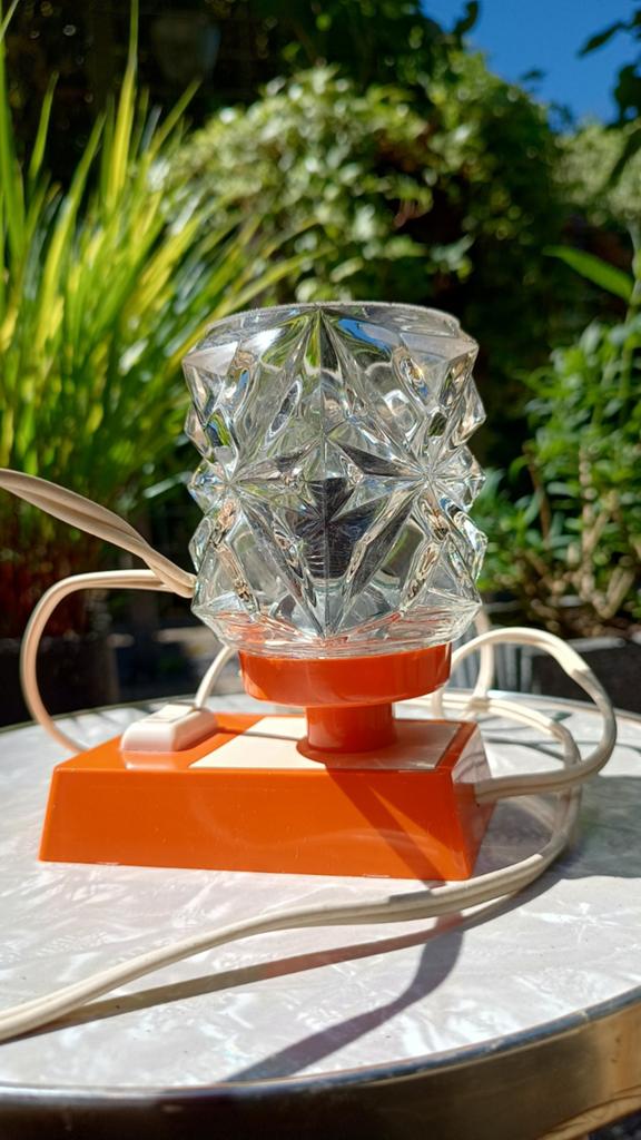 Vintage Oranje Tafellamp met Kristallen Kap, Glas, Ophalen of Verzenden, Zo goed als nieuw, Vintage   - fifties  design