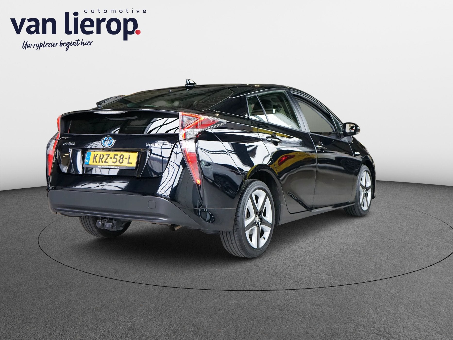 Toyota Prius 1.8 Executive|NAVI|CAMERA|STOELVERW|HUD|TREKHAA, Dealer onderhouden, Stof, Automatische klimaatregeling, Zwart
