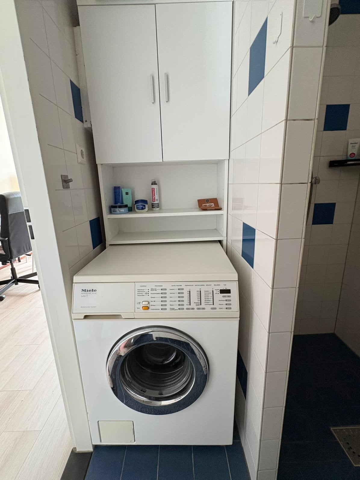 Miele Novotronic W941 met witte IKEA Nysjön wasmachine kast, Ophalen, Gebruikt, 4 tot 6 kg, Wolwasprogramma