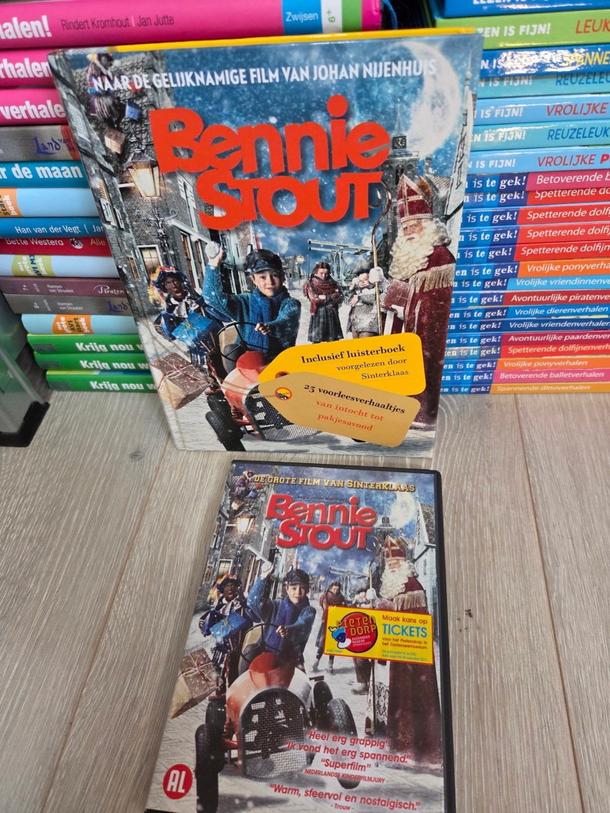 Bennie Stout - Boek + dvd - Sinterklaas en Zwarte Piet, Cd's en Dvd's, Alle leeftijden, Ophalen of Verzenden, Zo goed als nieuw