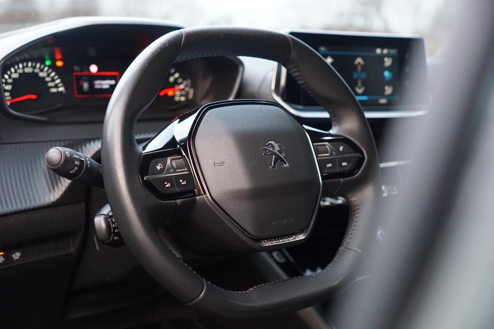 Peugeot 2008 1.2 PureTech Allure | Noir Perla Nera | AppleCa, Auto's, Peugeot, 101 pk, Gebruikt, Euro 6, 1199 cc