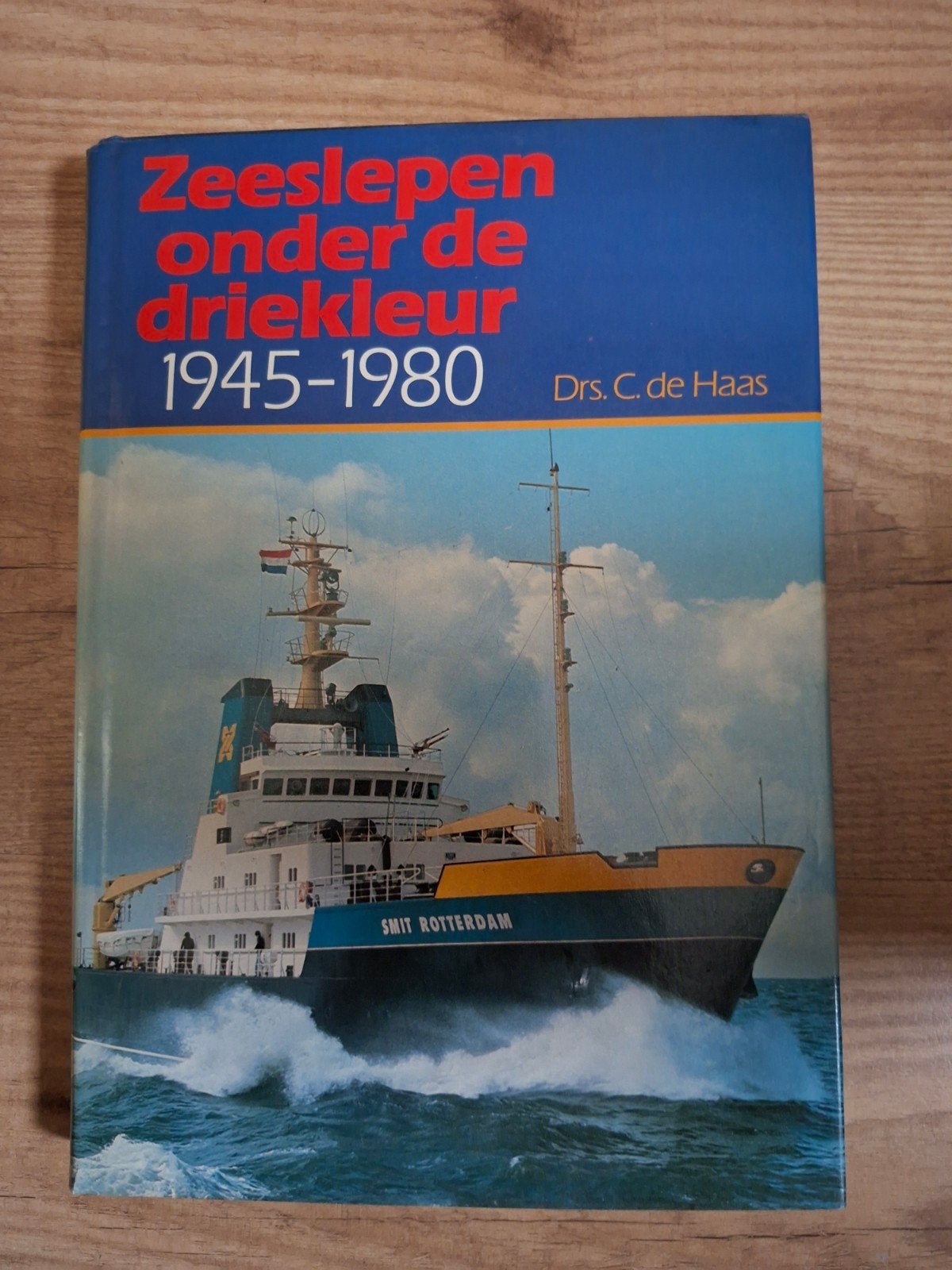 Boek: Zeeslepen onder de driekleur 1945-1980, Boeken, Ophalen of Verzenden, Gelezen, Drs. C. de Haas, Boot