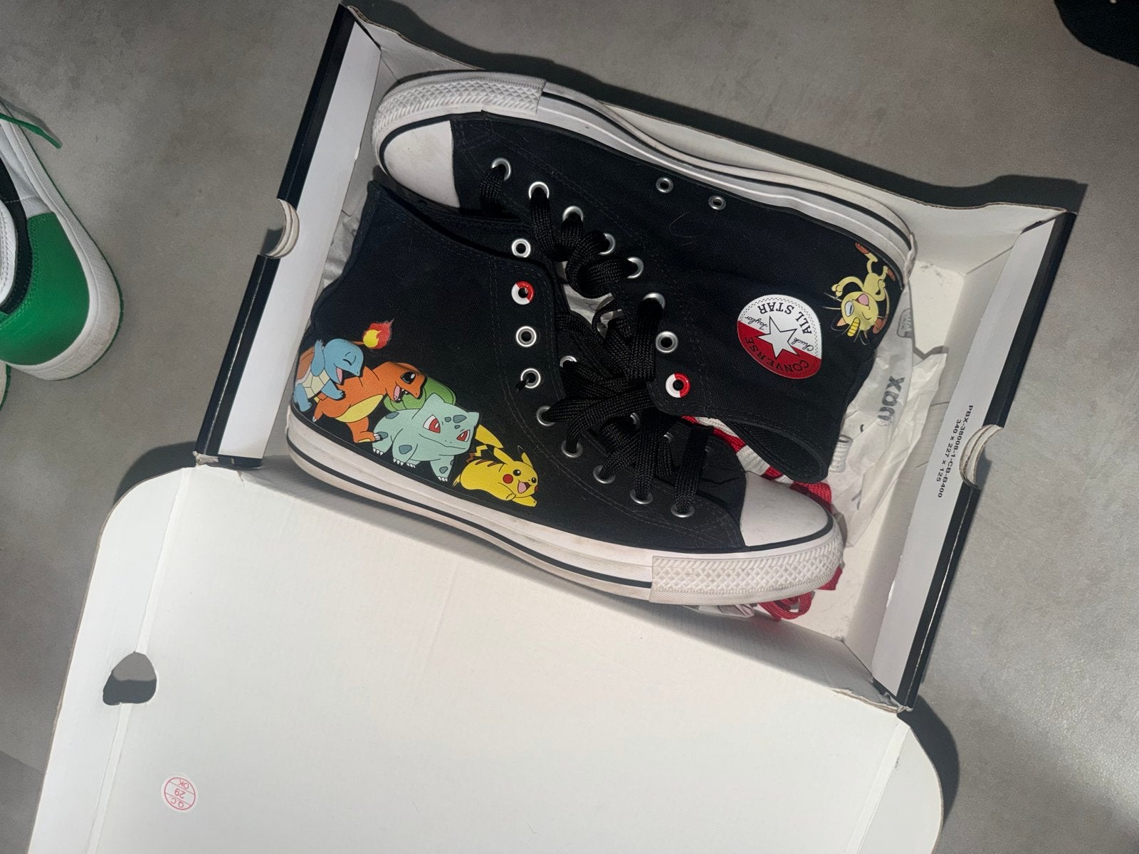 Converse x Pokémon Chuck Taylor All Star Pikachu Meowth - 43, Zwart, Nieuw, Ophalen of Verzenden, Sneakers of Gympen