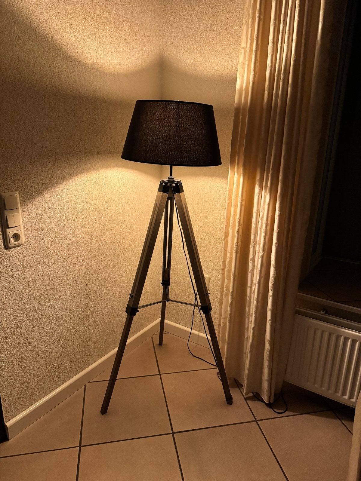 Moderne Vloerlamp met Zwarte Kap en Houten Statief, Ophalen, 100 tot 150 cm, E27 (groot), Zo goed als nieuw