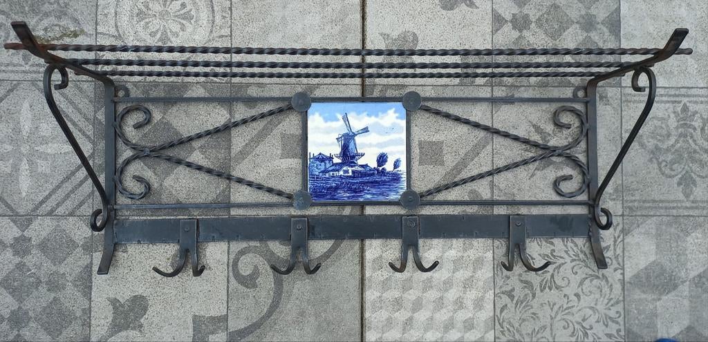 Vintage smeedijzeren kapstok met delfts blauwe tegel., Huis en Inrichting, Gebruikt, Minder dan 100 cm, Metaal, Ophalen