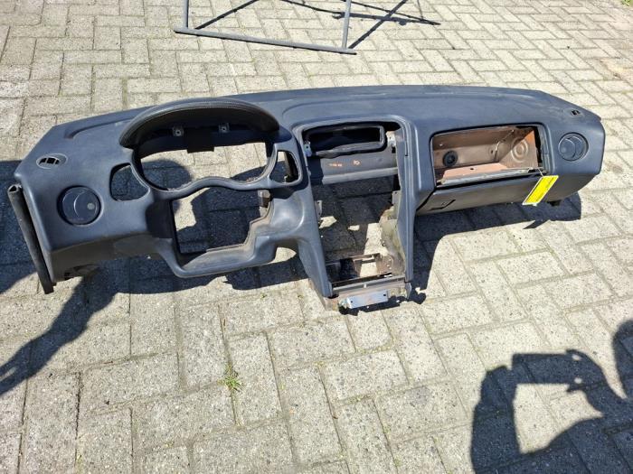 Dashboard van een Alfa Romeo Spider, Gebruikt, -, Verzenden, -