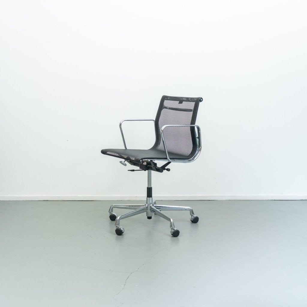 Vitra EA 117 Bureaustoel Zwart Netweave - Chroom, Niet ingevuld, Zo goed als nieuw, Niet ingevuld, Niet ingevuld