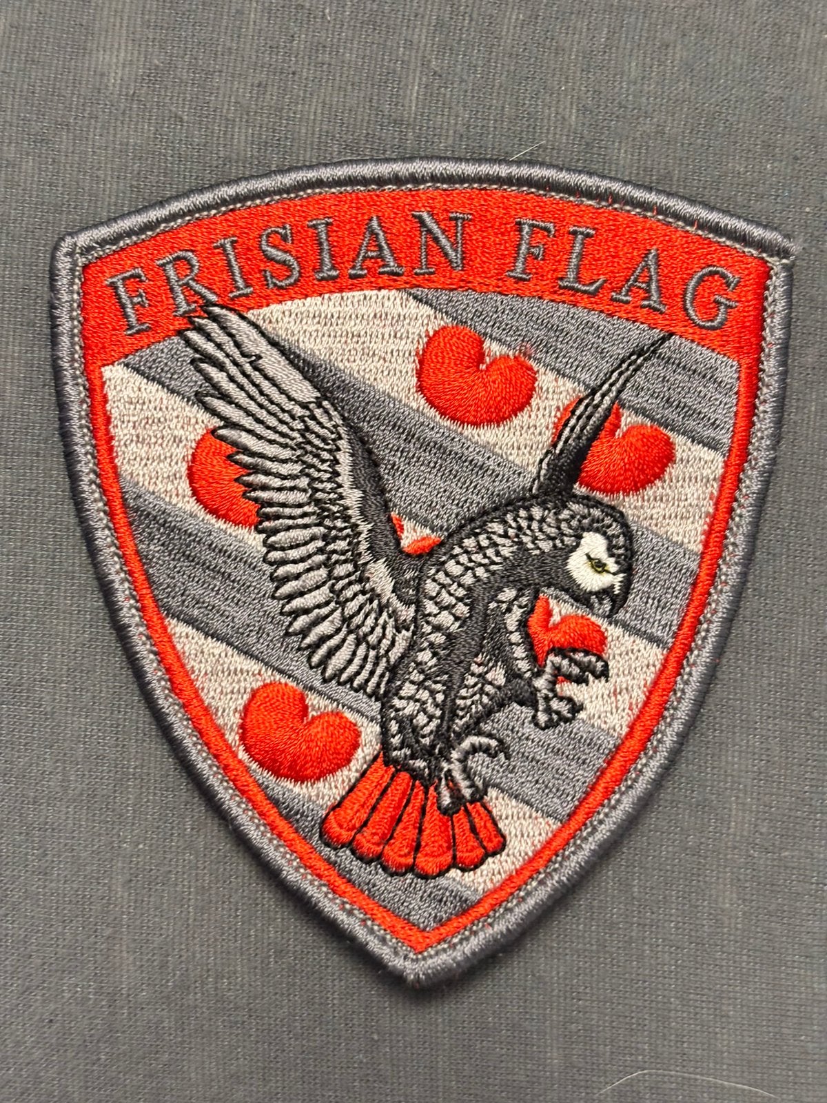 Embleem 322 SQN frisian flag zilver uitvoering, Verzamelen, Verzenden, Luchtmacht, Nederland, Embleem of Badge