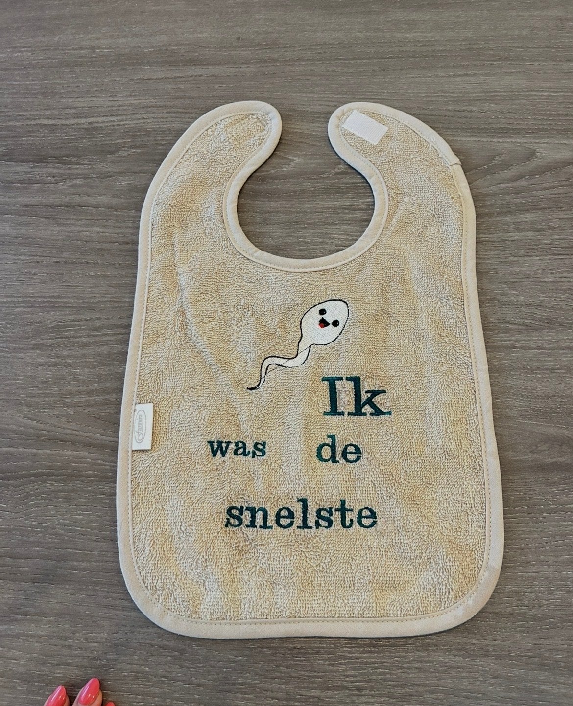 Grappig slabbetje beige geborduurd - Ik was de snelste, Ophalen of Verzenden, Nieuw