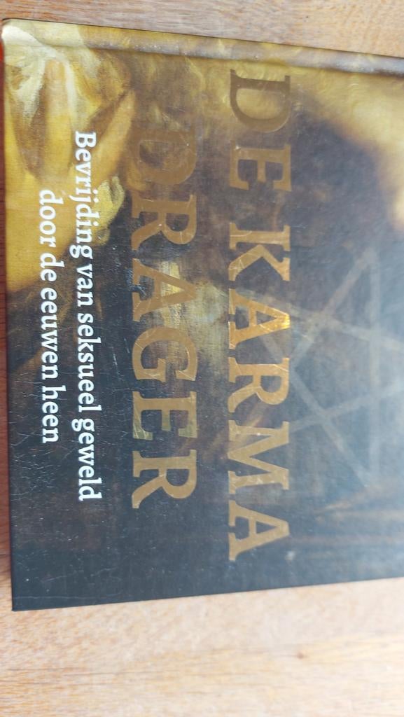 De Karmadrager - Leoni Linssen (Ongelezen), Ophalen of Verzenden, Zo goed als nieuw, Spiritualiteit algemeen, Achtergrond en Informatie