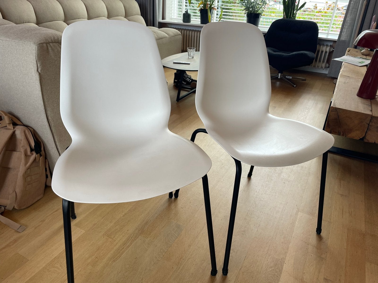 Twee witte IKEA eetkamerstoelen met zwart onderstel, Ophalen, Kunststof, Gebruikt, Twee